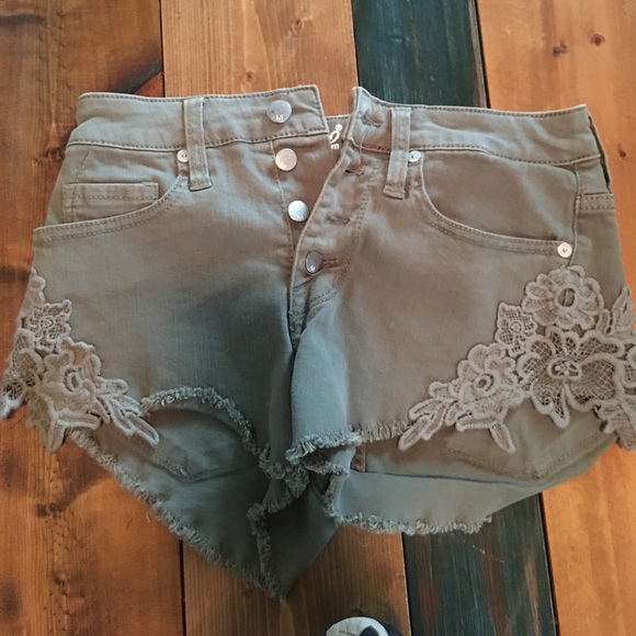 Shorts - Picture 3 of 3